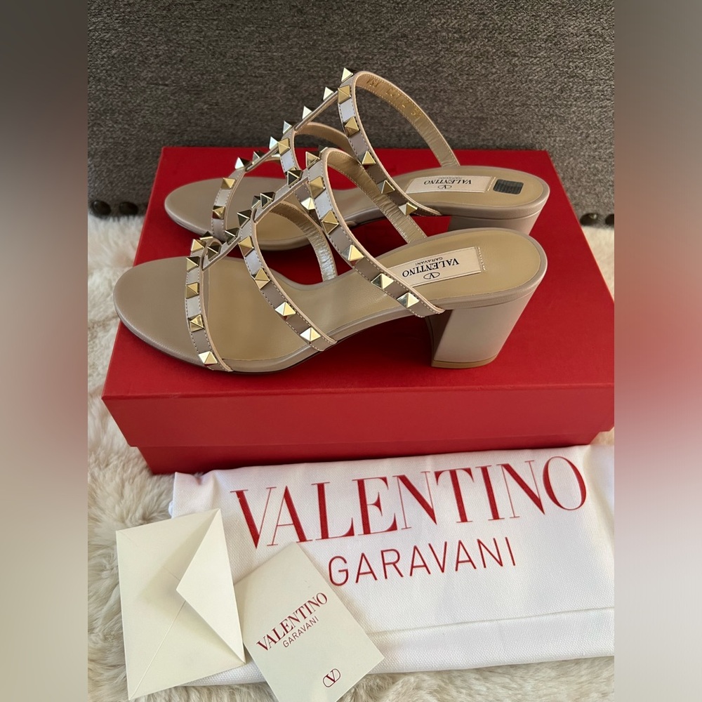 New VALENTINO GARAVANI
Rockstud Leather Block Heel Sandals - Picture 14 of 15